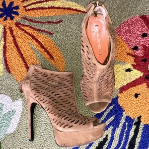 Via Spiga 6.5 camel suede booties